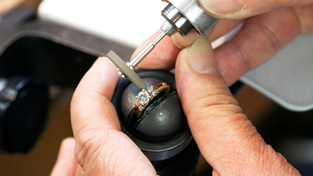 Nachhaltigkeit und Werterhaltung: Warum Reparieren besser ist als Neu Kaufen - Juwelier Benjamin