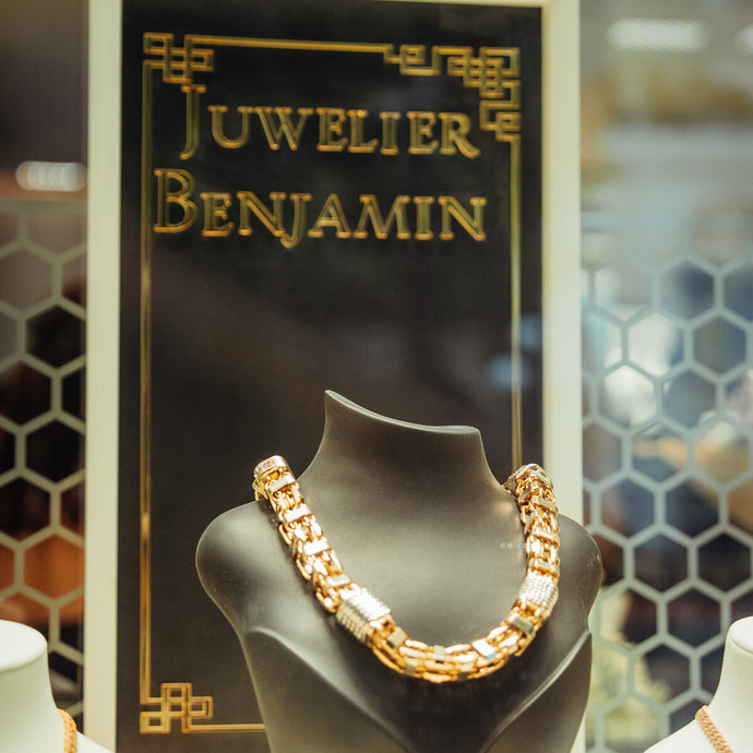 Juwelier Benjamin Wilhelmstraße 52, Schmuckvitrine im neuen Laden